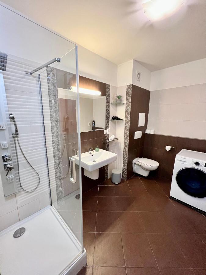 באנסקה ביסטריצה Bl Luxury Apartment, 24Hr Self Check-In, Free Private Garage Parking, Panoramic Views From Balcony, 5 Minute Walk To City Center מראה חיצוני תמונה