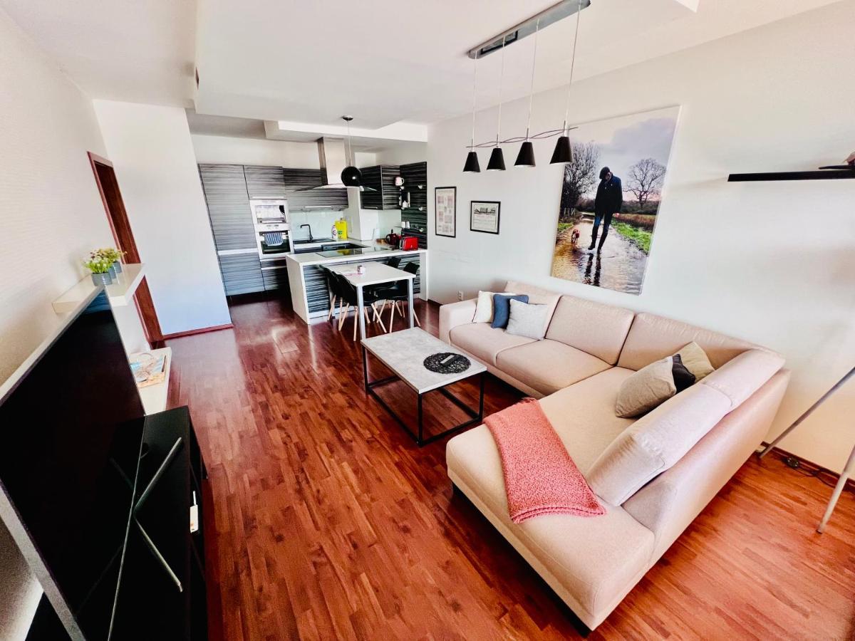 באנסקה ביסטריצה Bl Luxury Apartment, 24Hr Self Check-In, Free Private Garage Parking, Panoramic Views From Balcony, 5 Minute Walk To City Center מראה חיצוני תמונה